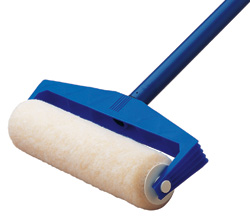 Center mounted handle for even coverage